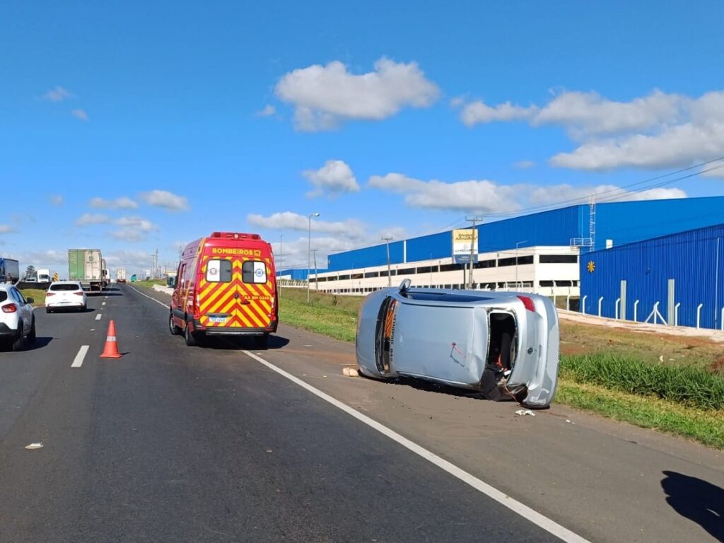 Veículo do Corpo de Bombeiros e um carro capotado