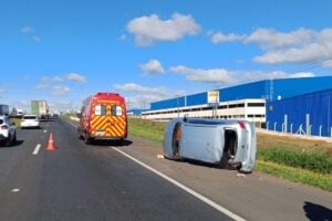 Veículo do Corpo de Bombeiros e um carro capotado
