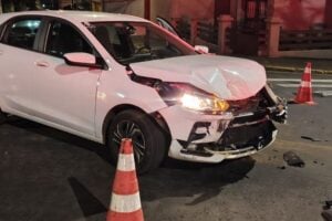 Carro branco com a frente ddanificao após colisão