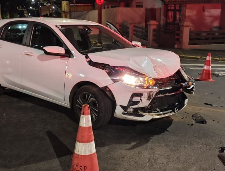 Carro branco com a frente ddanificao após colisão