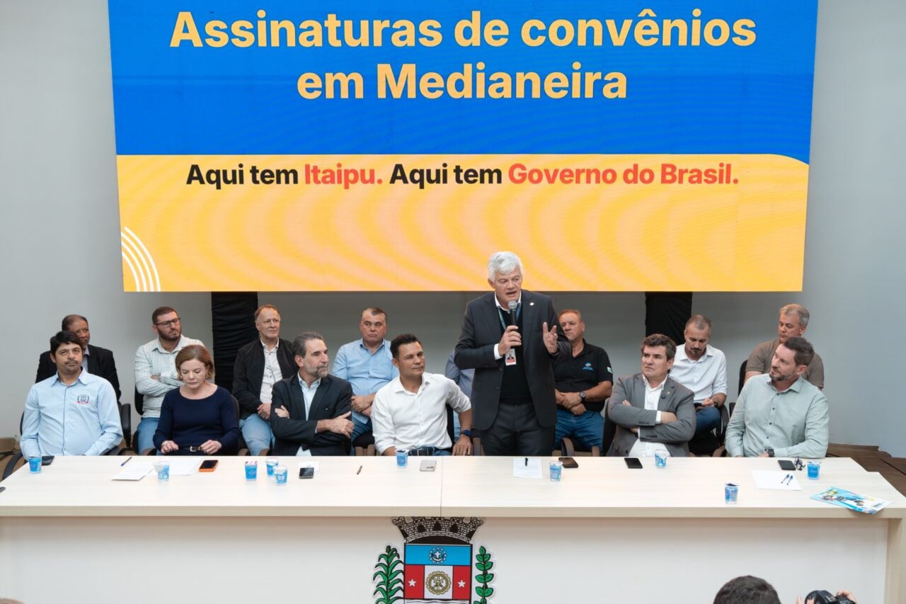 Diretor-geral brasileiro de Itaipu discursa na solenidade de anúncio dos investimentos na região lindeira.
