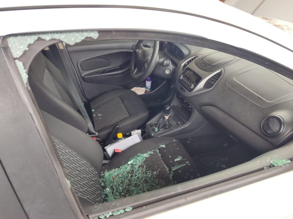 Carro com o vidro totalmente quebrado