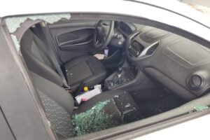 Carro com o vidro totalmente quebrado
