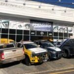 Fachada da Simão Pneus, empresa de Ponta Grossa, com veículos estacionados em frente