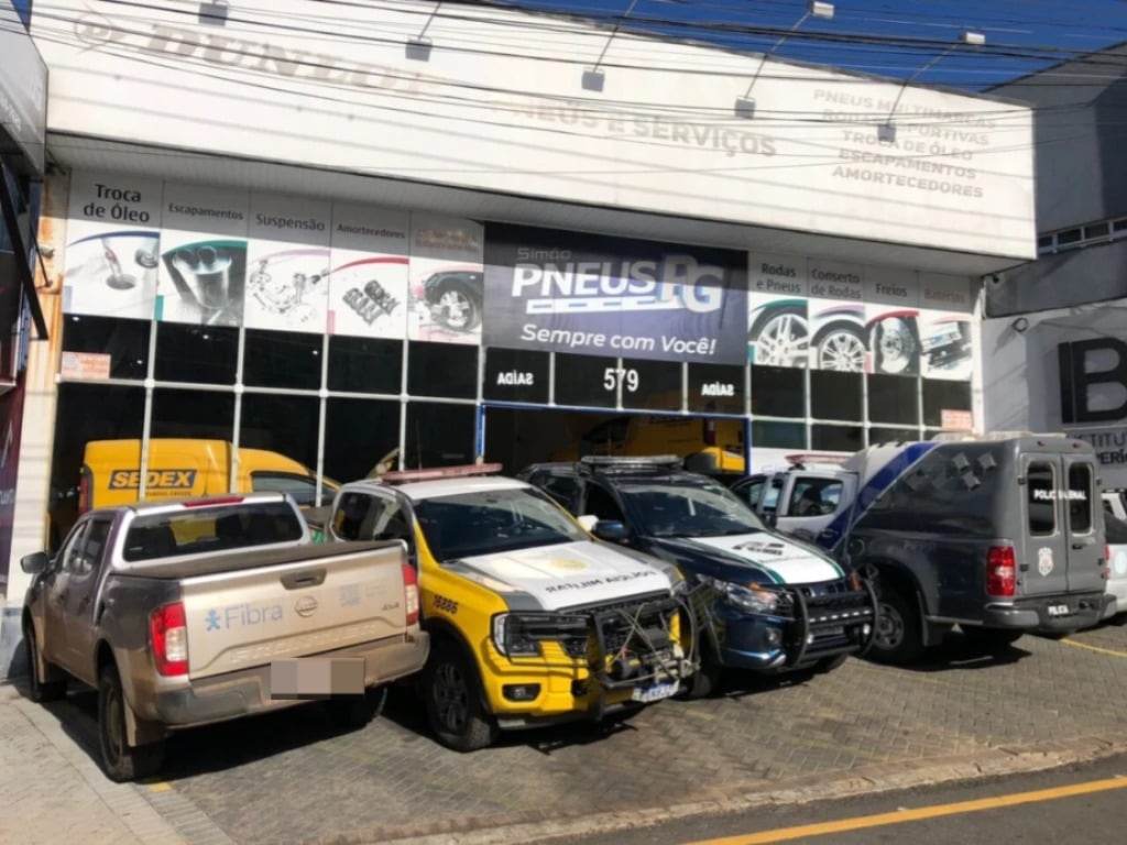 Fachada da Simão Pneus, empresa de Ponta Grossa, com veículos estacionados em frente