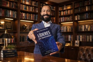 Marcos Marcellino segurando o livro que será lançado