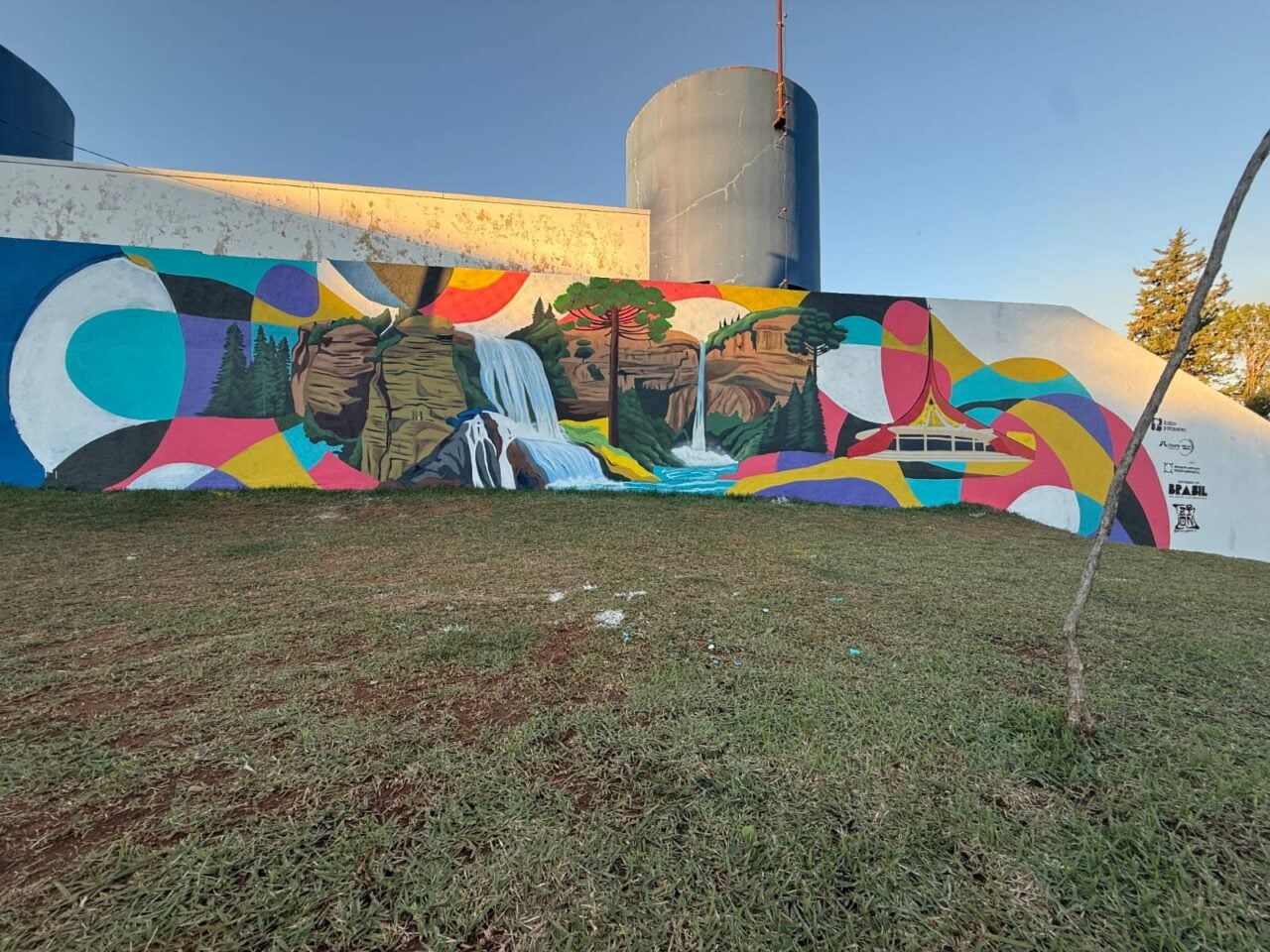 Muro com desenho feito de grafite