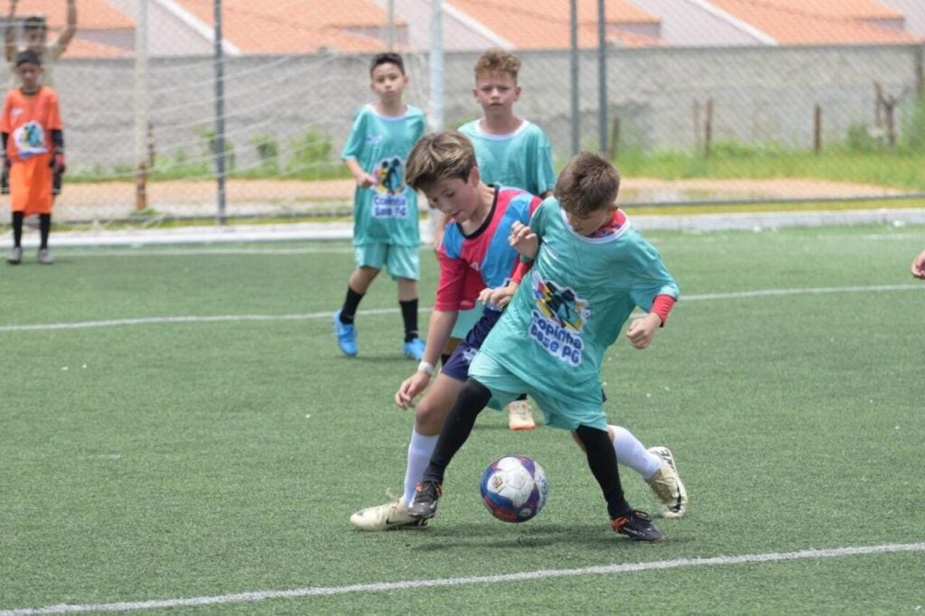 Crianças jogando futebol