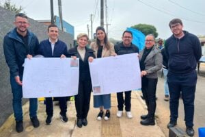 Aliel Machado, Elizabeth Schmidt e mais autoridades anunciando R$ 16 millhões para asfalto no Ouro Verde e Santa Tereza, na Colônia Dona Luiza