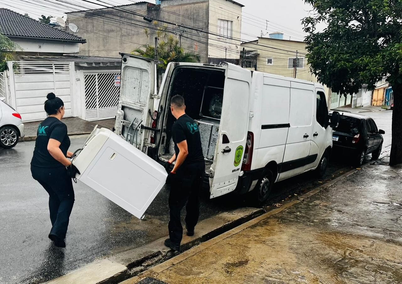 Equipe da Circulare carregando um eletrodoméstico até a van, durente serviço gratuito de coleta de eletrodomésticos a domicílio no Brasil