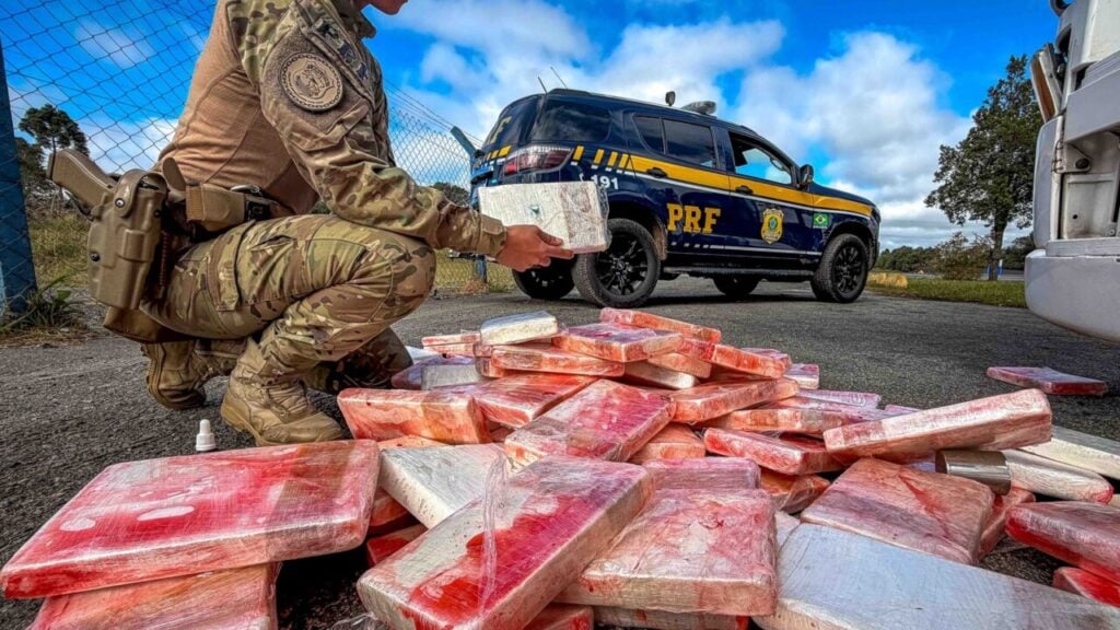 Apreensão de drogas pela PRF na BR-277, região de Porto Amazonas