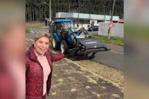 Prefeita Elizabeth apresentando nova capina elétrica adquirida pela Prefeitura de Ponta Grossa, em vídeo publicado no Instagram
