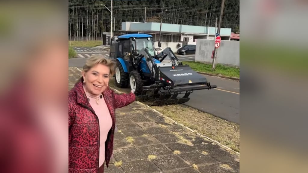 Prefeita Elizabeth apresentando nova capina elétrica adquirida pela Prefeitura de Ponta Grossa, em vídeo publicado no Instagram