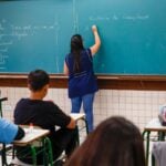 Professora dando aula
