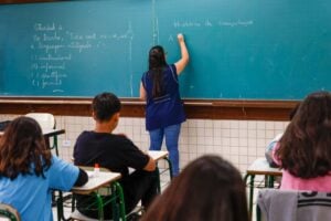 Professora dando aula