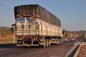 Rodovia com caminhão em carros