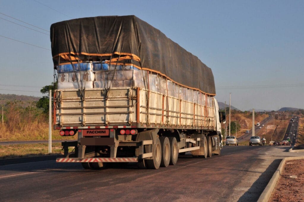 Rodovia com caminhão em carros