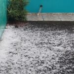 Quintal de residência coberto por granizo no Jardim Carvalho em Ponta Grossa