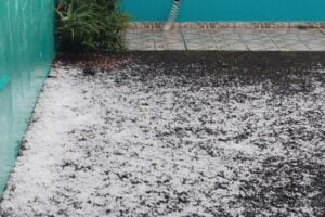 Quintal de residência coberto por granizo no Jardim Carvalho em Ponta Grossa
