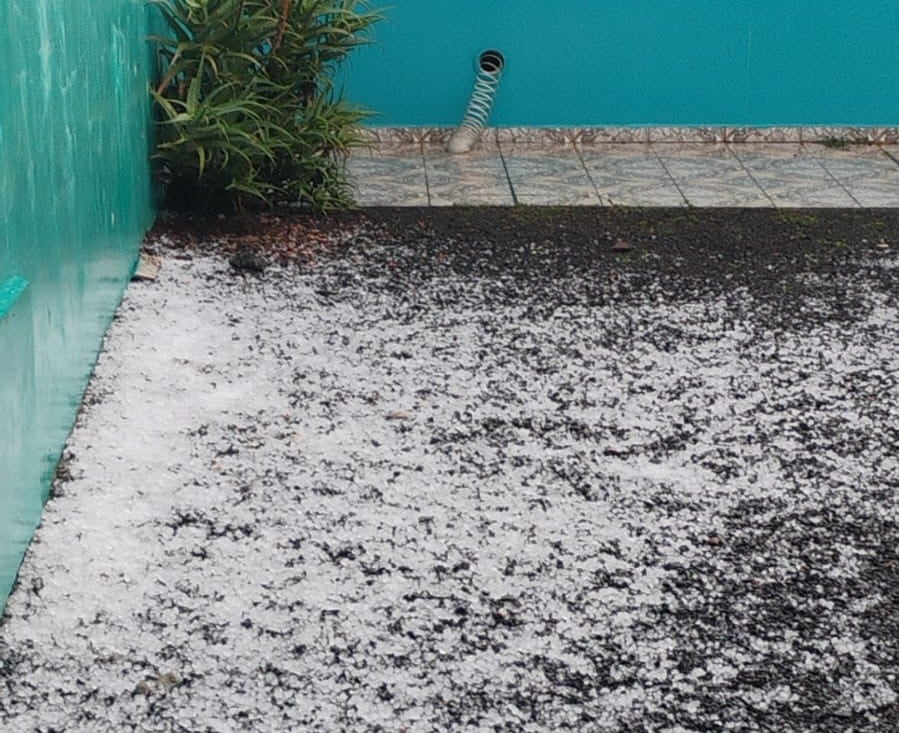 Quintal de residência coberto por granizo no Jardim Carvalho em Ponta Grossa