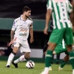 Boschilia domina a bola para o Operário