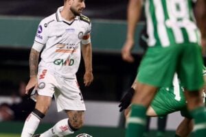 Boschilia domina a bola para o Operário