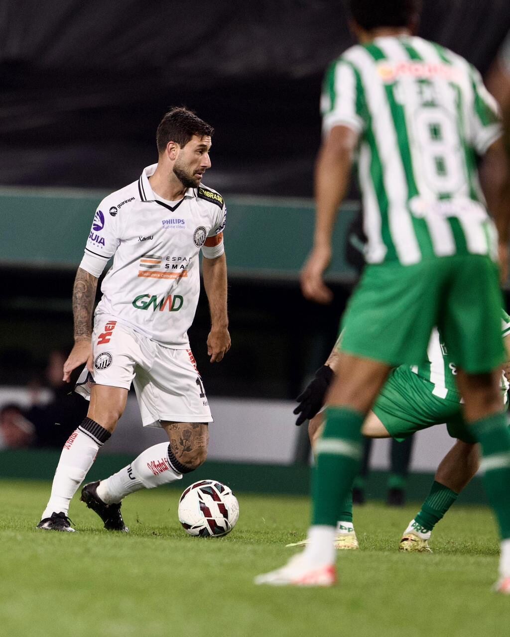 Boschilia domina a bola para o Operário