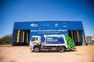 Usina Termoelétrica a Biogás e um caminhão de lixo