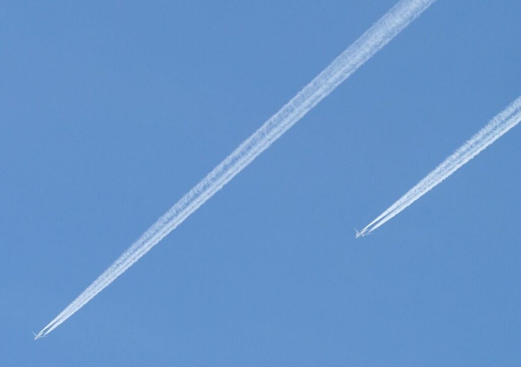 Aviões deixam rastros no céu ilustram pauta sobre castro