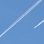 Aviões deixam rastros no céu ilustram pauta sobre castro