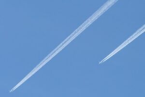 Aviões deixam rastros no céu ilustram pauta sobre castro