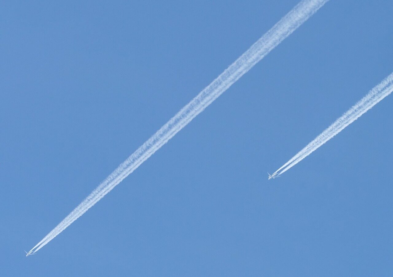 Aviões deixam rastros no céu ilustram pauta sobre castro