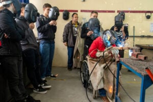 Alunos em aula prática de curso