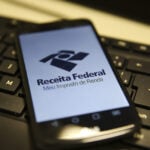 celular com atela na página da receita fereral