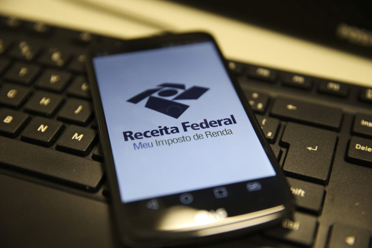 celular com atela na página da receita fereral