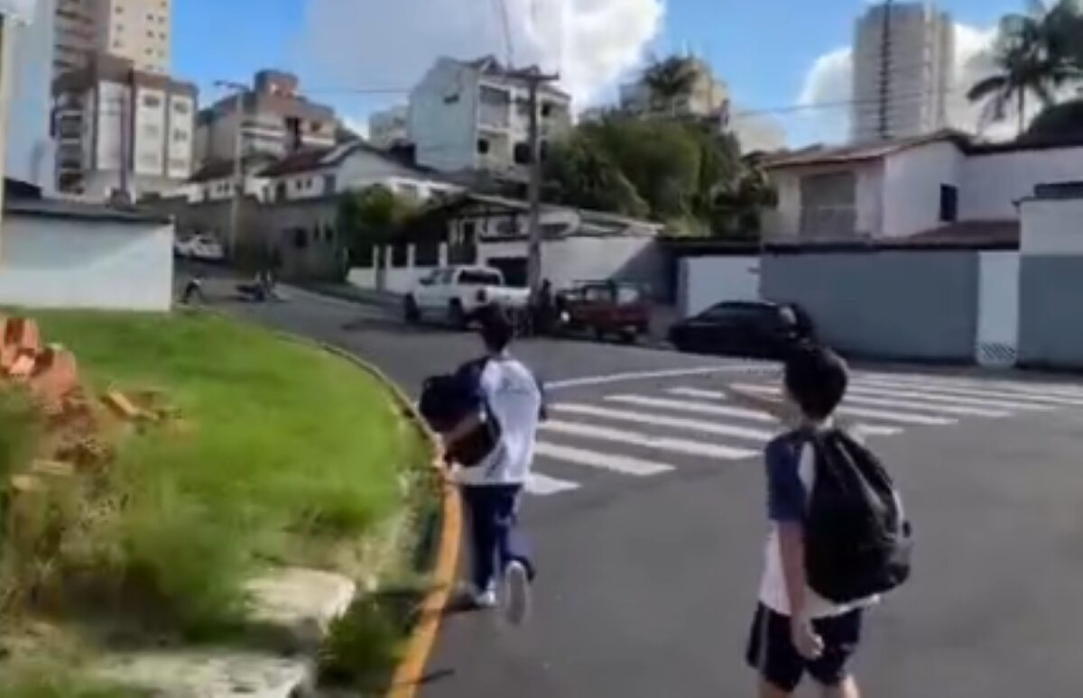 print vídeo influenciador moto adolescente