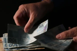 Mão segurando notas de dinheiro