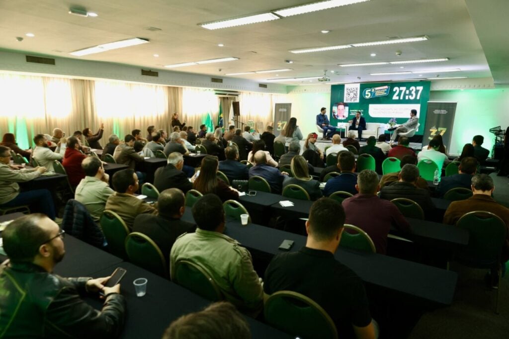Público presente na primeira sabatina de 2026, com pré-candidatos ao Governo do Paraná