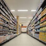 Corredor de supermercado repleto de produtos e sem clientes