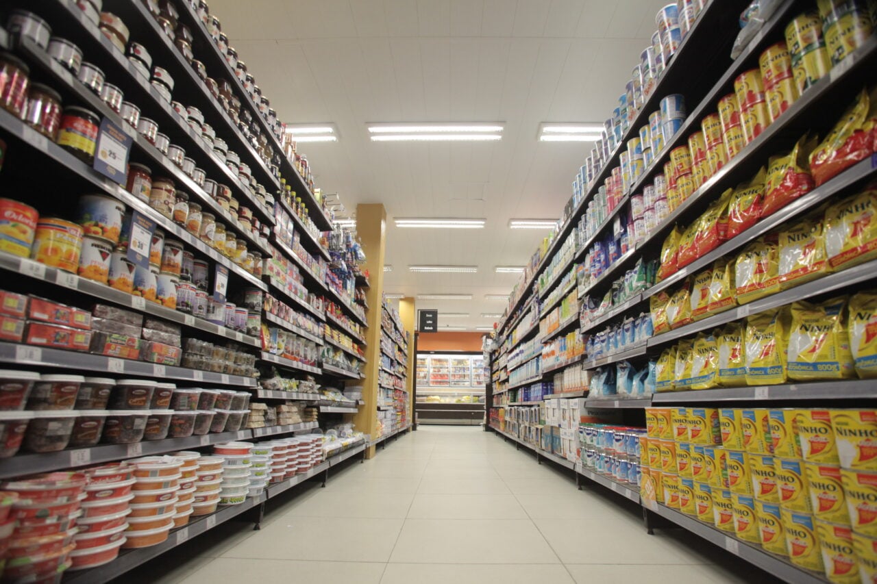 Corredor de supermercado repleto de produtos e sem clientes