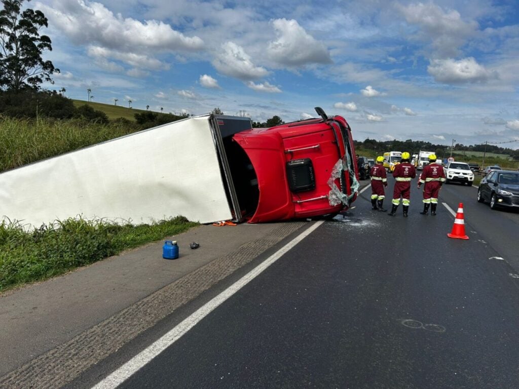 tombamento de caminhão na BR-376
