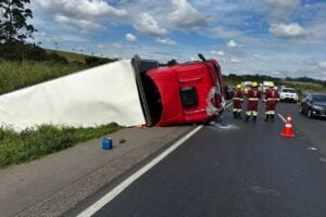 tombamento de caminhão na BR-376