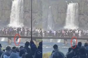 turista-pula-cataratas-do-iguacu-para-resgatar-celular-960×592