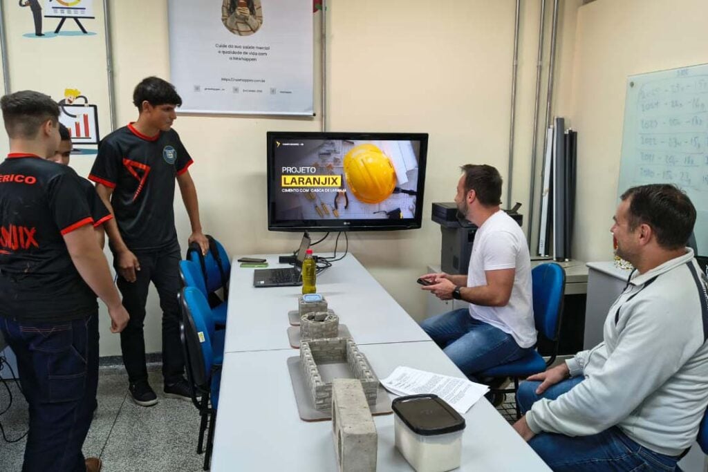Alunos apresentando projeto