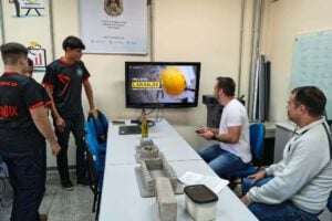 Alunos apresentando projeto