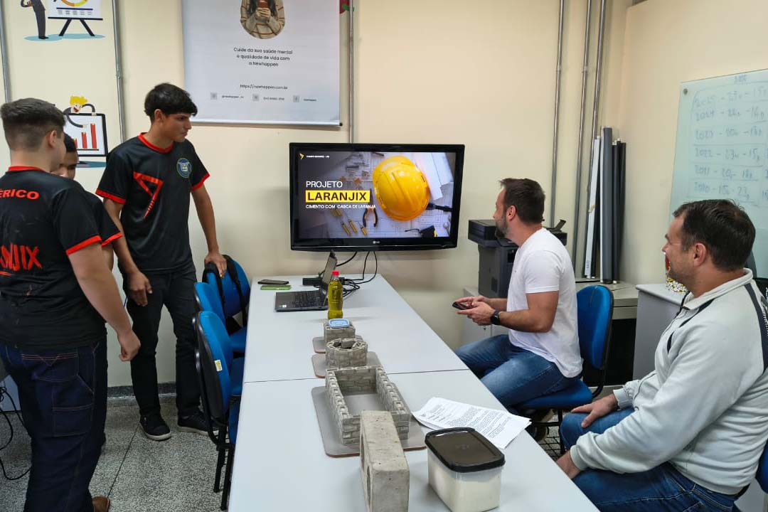 Alunos apresentando projeto