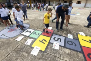 crianças brincando