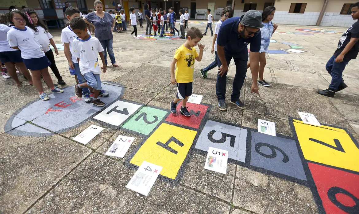 crianças brincando