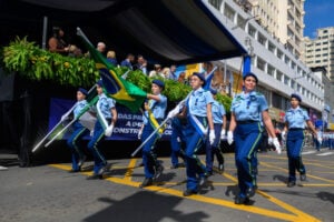 desfile no aniversário de Ponta Grossa