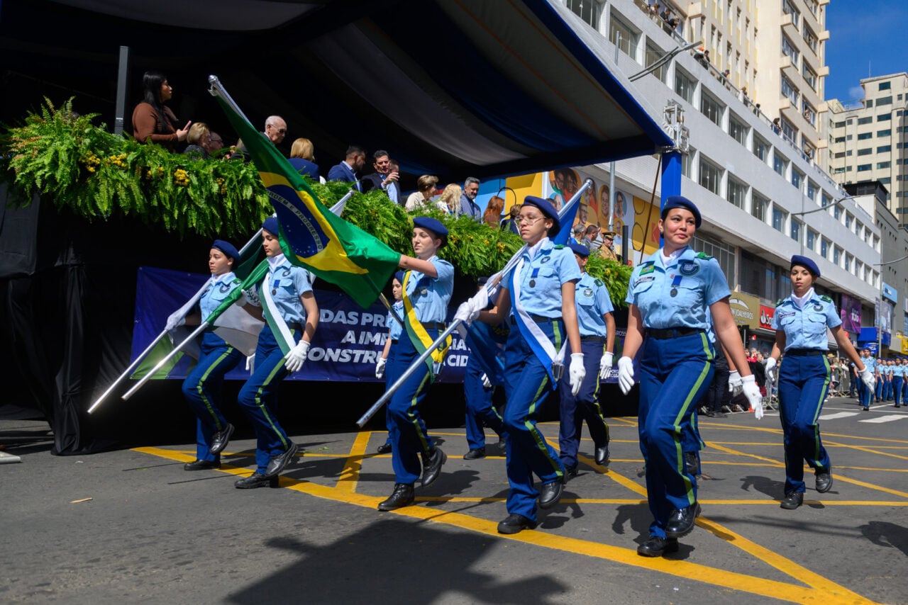 desfile no aniversário de Ponta Grossa